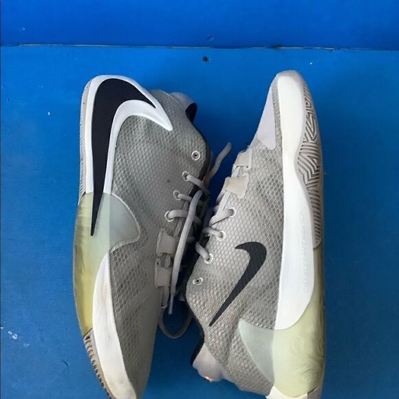 Nike Zoom Freak 1 Mens Size 9 Shoes Sneakers Basketball BQ5422-002 - Picture 8 of 8